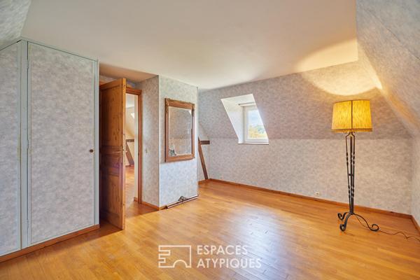 Maison en pierre rénovée et dépendances face au paysage vallonné