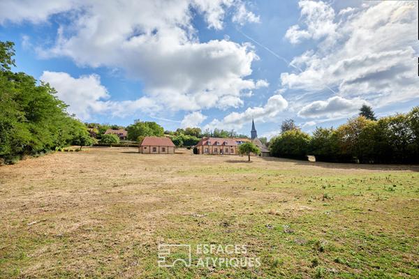 Maison en pierre rénovée et dépendances face au paysage vallonné