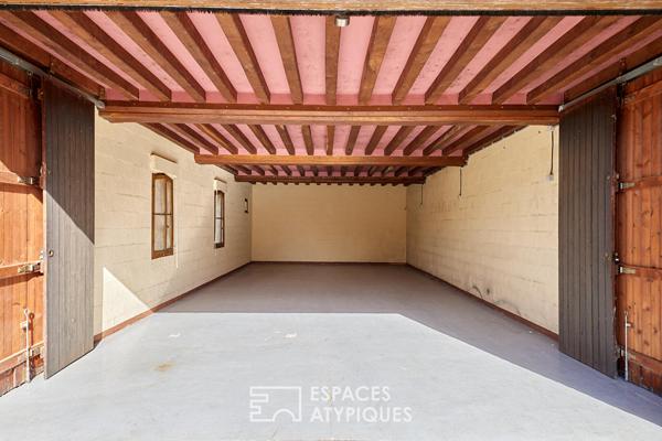 Maison en pierre rénovée et dépendances face au paysage vallonné