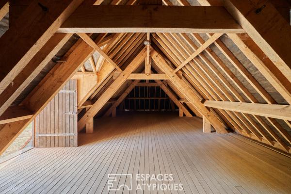 Maison en pierre rénovée et dépendances face au paysage vallonné