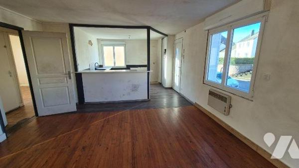 GORRON centre : pavillon comprenant :
- Entrée sur salon/séjour cuisine à l'américaine , dégag...