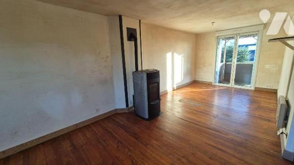 GORRON centre : pavillon comprenant :
- Entrée sur salon/séjour cuisine à l'américaine , dégag...