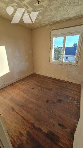 GORRON centre : pavillon comprenant :
- Entrée sur salon/séjour cuisine à l'américaine , dégag...