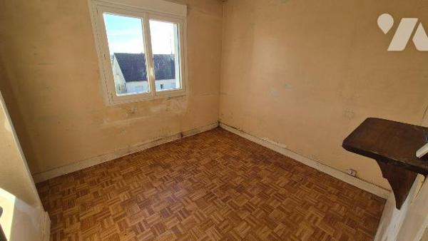 GORRON centre : pavillon comprenant :
- Entrée sur salon/séjour cuisine à l'américaine , dégag...