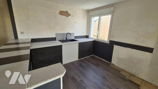 GORRON centre : pavillon comprenant :
- Entrée sur salon/séjour cuisine à l'américaine , dégag...