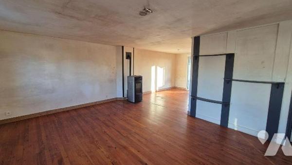 GORRON centre : pavillon comprenant :
- Entrée sur salon/séjour cuisine à l'américaine , dégag...