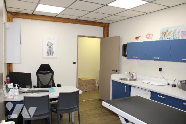Bâtiment pro pouvant être affecté à activités médicales ou bureaux :
RDC : hall, 7 salles
Parkings