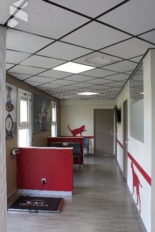 Bâtiment pro pouvant être affecté à activités médicales ou bureaux :
RDC : hall, 7 salles
Parkings
