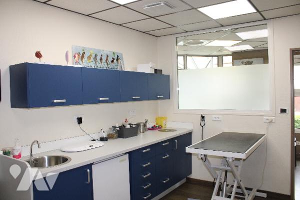 Bâtiment pro pouvant être affecté à activités médicales ou bureaux :
RDC : hall, 7 salles
Parkings