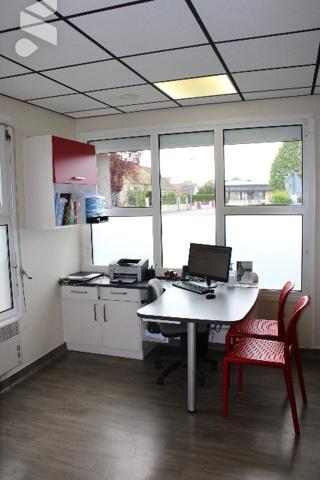 Bâtiment pro pouvant être affecté à activités médicales ou bureaux :
RDC : hall, 7 salles
Parkings