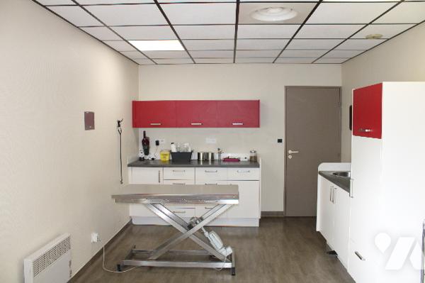 Bâtiment pro pouvant être affecté à activités médicales ou bureaux :
RDC : hall, 7 salles
Parkings
