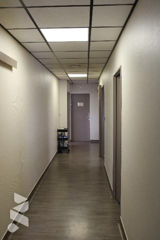 Bâtiment pro pouvant être affecté à activités médicales ou bureaux :
RDC : hall, 7 salles
Parkings