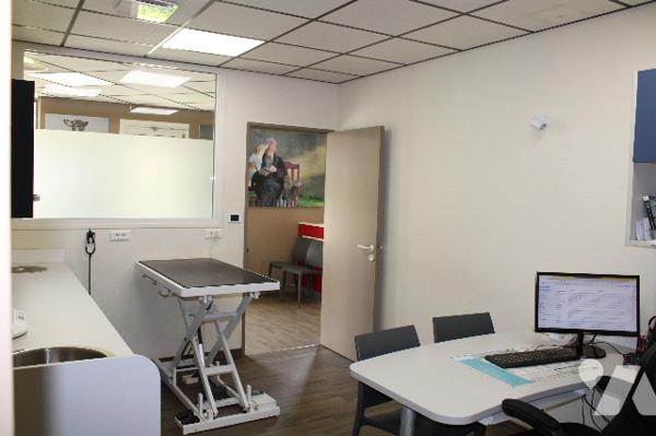 Bâtiment pro pouvant être affecté à activités médicales ou bureaux :
RDC : hall, 7 salles
Parkings