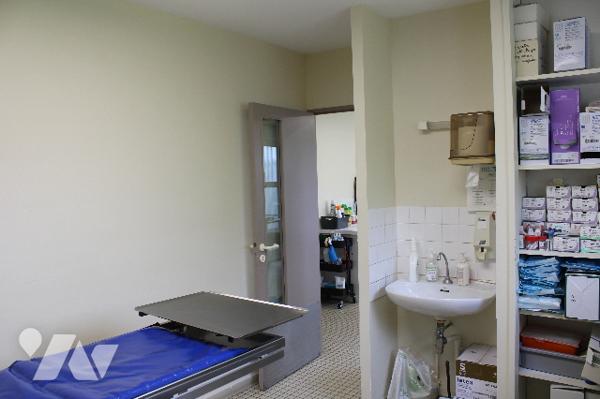 Bâtiment pro pouvant être affecté à activités médicales ou bureaux :
RDC : hall, 7 salles
Parkings