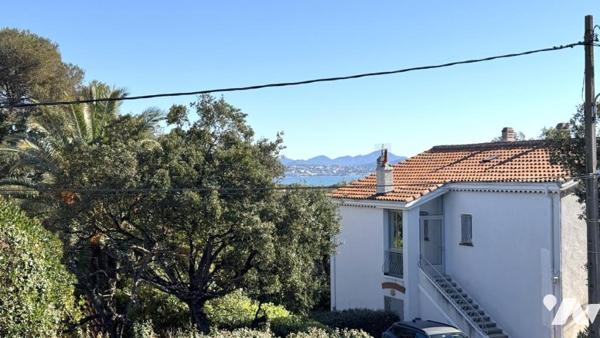 SAINT-AYGULF – Appartement 2 pièces avec loggia et aperçu mer – à quelques minutes à pied du centre 