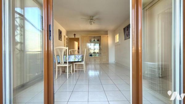 SAINT-AYGULF – Appartement 2 pièces avec loggia et aperçu mer – à quelques minutes à pied du centre 