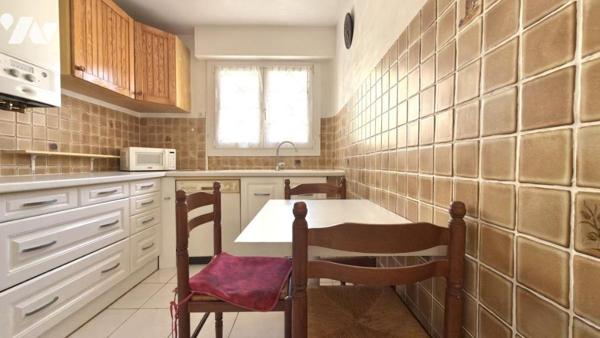 SAINT-AYGULF – Appartement 2 pièces avec loggia et aperçu mer – à quelques minutes à pied du centre 