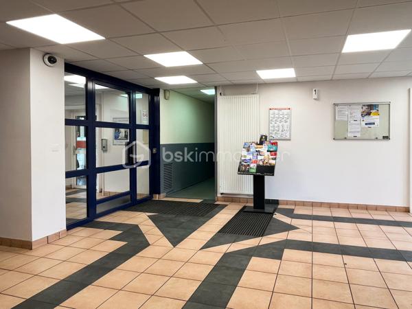 CE QUE VOUS ACHETEZ :
Un studio meublé et équipé de 18,86 m² Carrez au 3ᵉ étage avec ascenseur, comprenant une entrée avec placard, une pièce de vie lumineuse avec coin nuit et kitchenette équipée, une salle d’eau avec WC.  
Une place de parking privative incluse.

LES CHIFFRES CLÉS :
 Prix de vente : 64 000 € (FAI)
 Loyer garanti en cours : 950 € / trimestre, soit 3 800 € / an.
 Rentabilité brute : ~ 6 %
 Taxe foncière (2025) : 701 € (dont 118 € de taxe d’ordures ménagères).  

POURQUOI CET INVESTISSEMENT EST IDÉAL :
1. Revenus 100 % sécurisés : Les loyers vous sont versés par l'exploitant chaque trimestre par virement, que le logement soit occupé ou vide. Aucune vacance locative, aucun risque d’impayé locataire direct.  
2. Gestion zéro contrainte : L'exploitant s'occupe de tout. Recherche du locataire, états des lieux, quittances, entretien courant et réparations locatives.  
3. Fiscalité LMNP : Grâce au mécanisme de l'amortissement comptable, percevez vos loyers avec une fiscalité quasi nulle ou très allégée.
4. Charges limitées : Le gestionnaire prend en charge les frais d'exploitation et de copropriété ordinaires.

EMPLACEMENT STRATÉGIQUE :
 À quelques minutes du pôle universitaire Descartes (Université Gustave Eiffel, École des Ponts, ESIEE, plus de 20 000 étudiants).
 Transports : RER A (Noisy - Mont d’Est), réseau de bus et accès rapide à l’A4.
 Vie pratique : À deux pas des commerces et du centre commercial régional Les Arcades.

Dossier financier et juridique complet (bail commercial, derniers décomptes de loyers, taxe foncière et PV d'AG) disponible sur demande.
Contactez-moi pour plus de renseignements ou pour positionner une offre.