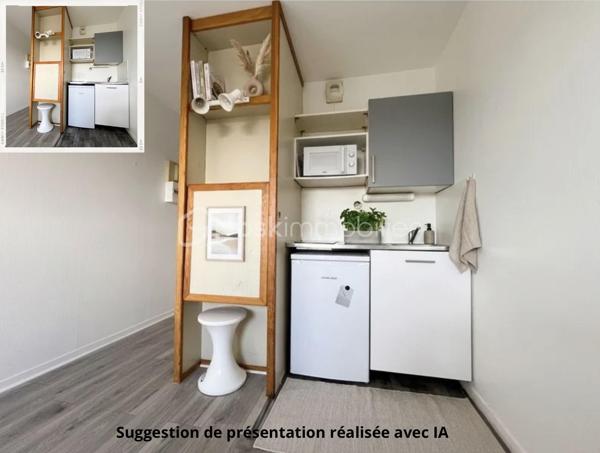 CE QUE VOUS ACHETEZ :
Un studio meublé et équipé de 18,86 m² Carrez au 3ᵉ étage avec ascenseur, comprenant une entrée avec placard, une pièce de vie lumineuse avec coin nuit et kitchenette équipée, une salle d’eau avec WC.  
Une place de parking privative incluse.

LES CHIFFRES CLÉS :
 Prix de vente : 64 000 € (FAI)
 Loyer garanti en cours : 950 € / trimestre, soit 3 800 € / an.
 Rentabilité brute : ~ 6 %
 Taxe foncière (2025) : 701 € (dont 118 € de taxe d’ordures ménagères).  

POURQUOI CET INVESTISSEMENT EST IDÉAL :
1. Revenus 100 % sécurisés : Les loyers vous sont versés par l'exploitant chaque trimestre par virement, que le logement soit occupé ou vide. Aucune vacance locative, aucun risque d’impayé locataire direct.  
2. Gestion zéro contrainte : L'exploitant s'occupe de tout. Recherche du locataire, états des lieux, quittances, entretien courant et réparations locatives.  
3. Fiscalité LMNP : Grâce au mécanisme de l'amortissement comptable, percevez vos loyers avec une fiscalité quasi nulle ou très allégée.
4. Charges limitées : Le gestionnaire prend en charge les frais d'exploitation et de copropriété ordinaires.

EMPLACEMENT STRATÉGIQUE :
 À quelques minutes du pôle universitaire Descartes (Université Gustave Eiffel, École des Ponts, ESIEE, plus de 20 000 étudiants).
 Transports : RER A (Noisy - Mont d’Est), réseau de bus et accès rapide à l’A4.
 Vie pratique : À deux pas des commerces et du centre commercial régional Les Arcades.

Dossier financier et juridique complet (bail commercial, derniers décomptes de loyers, taxe foncière et PV d'AG) disponible sur demande.
Contactez-moi pour plus de renseignements ou pour positionner une offre.