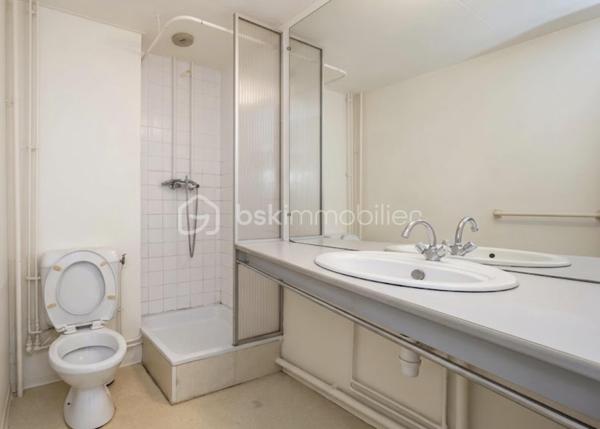 CE QUE VOUS ACHETEZ :
Un studio meublé et équipé de 18,86 m² Carrez au 3ᵉ étage avec ascenseur, comprenant une entrée avec placard, une pièce de vie lumineuse avec coin nuit et kitchenette équipée, une salle d’eau avec WC.  
Une place de parking privative incluse.

LES CHIFFRES CLÉS :
 Prix de vente : 64 000 € (FAI)
 Loyer garanti en cours : 950 € / trimestre, soit 3 800 € / an.
 Rentabilité brute : ~ 6 %
 Taxe foncière (2025) : 701 € (dont 118 € de taxe d’ordures ménagères).  

POURQUOI CET INVESTISSEMENT EST IDÉAL :
1. Revenus 100 % sécurisés : Les loyers vous sont versés par l'exploitant chaque trimestre par virement, que le logement soit occupé ou vide. Aucune vacance locative, aucun risque d’impayé locataire direct.  
2. Gestion zéro contrainte : L'exploitant s'occupe de tout. Recherche du locataire, états des lieux, quittances, entretien courant et réparations locatives.  
3. Fiscalité LMNP : Grâce au mécanisme de l'amortissement comptable, percevez vos loyers avec une fiscalité quasi nulle ou très allégée.
4. Charges limitées : Le gestionnaire prend en charge les frais d'exploitation et de copropriété ordinaires.

EMPLACEMENT STRATÉGIQUE :
 À quelques minutes du pôle universitaire Descartes (Université Gustave Eiffel, École des Ponts, ESIEE, plus de 20 000 étudiants).
 Transports : RER A (Noisy - Mont d’Est), réseau de bus et accès rapide à l’A4.
 Vie pratique : À deux pas des commerces et du centre commercial régional Les Arcades.

Dossier financier et juridique complet (bail commercial, derniers décomptes de loyers, taxe foncière et PV d'AG) disponible sur demande.
Contactez-moi pour plus de renseignements ou pour positionner une offre.