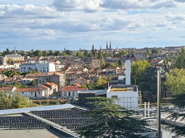 Ensemble de deux appartements situés sur le même palier, offrant au total 6 chambres avec balcon