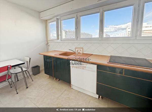 Ensemble de deux appartements situés sur le même palier, offrant au total 6 chambres avec balcon