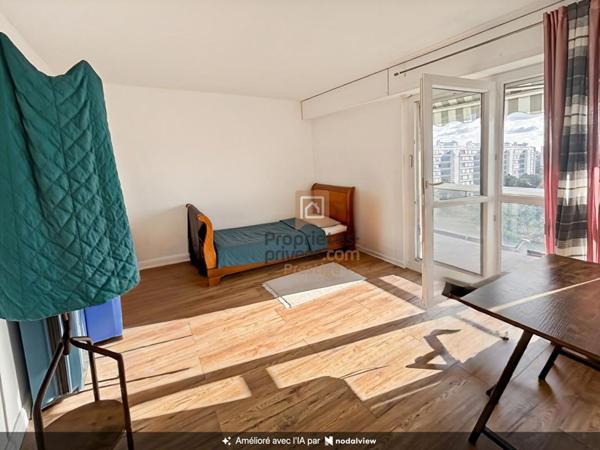 Ensemble de deux appartements situés sur le même palier, offrant au total 6 chambres avec balcon