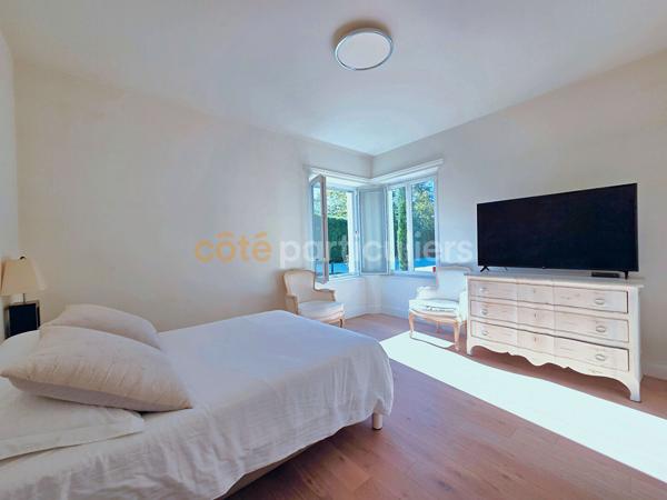 Vente
                Maison255 m² - 7 Pièces -
                    VAUX SUR SEINE (78740)