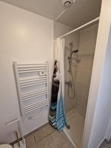 À LOUER – APPARTEMENT MEUBLÉ RÉNOVÉ DE 52 m² – 710 € CHARGES COMPRISES