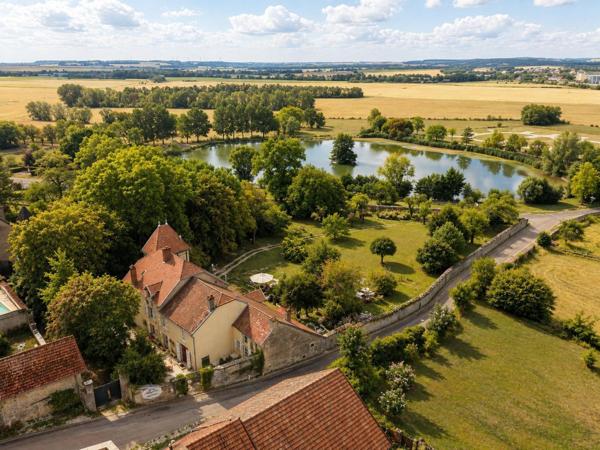 Propriété de caractère d’environ 255 m² au cœur de Montsaugeon – parc clos, sources et dépendances