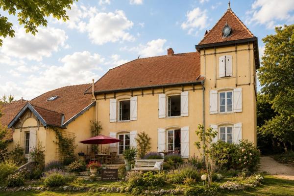 Propriété de caractère d’environ 255 m² au cœur de Montsaugeon – parc clos, sources et dépendances