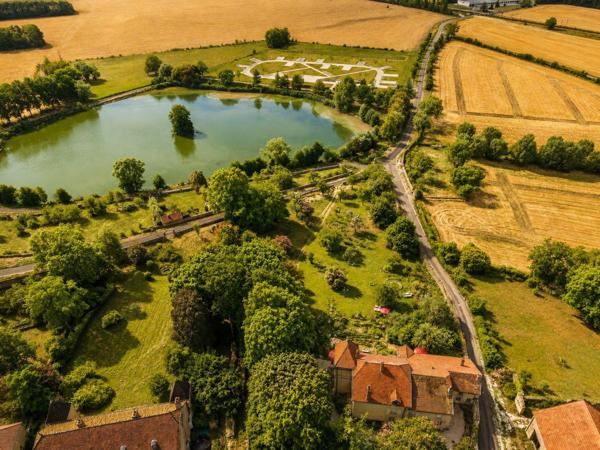 Propriété de caractère d’environ 255 m² au cœur de Montsaugeon – parc clos, sources et dépendances