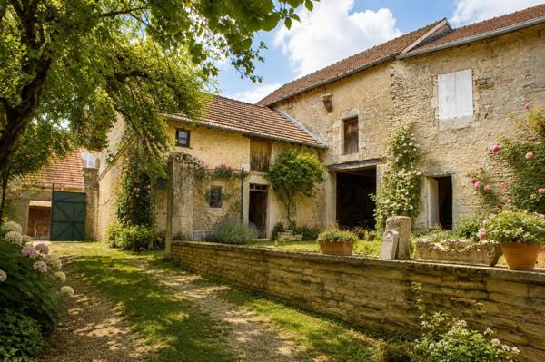 Propriété de caractère d’environ 255 m² au cœur de Montsaugeon – parc clos, sources et dépendances