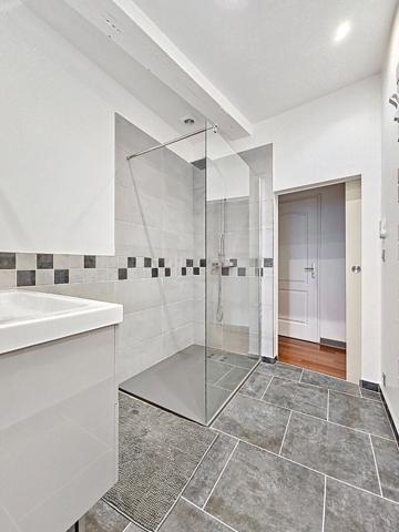 Duplex de caractère _ dernier étage _ 4 chambres _ 3 salles de bains _ balcons _ studio annexe