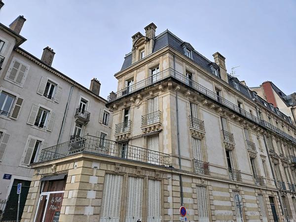 Duplex de caractère _ dernier étage _ 4 chambres _ 3 salles de bains _ balcons _ studio annexe