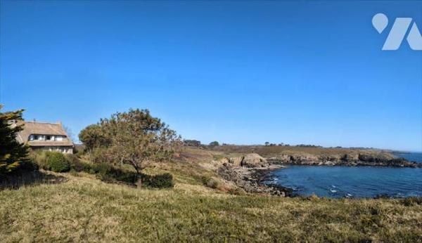LES PIEDS DANS L 'EAU - MAGNIFIQUE FRONT DE MER - Maison d 'habitation composée d'une vaste ent...