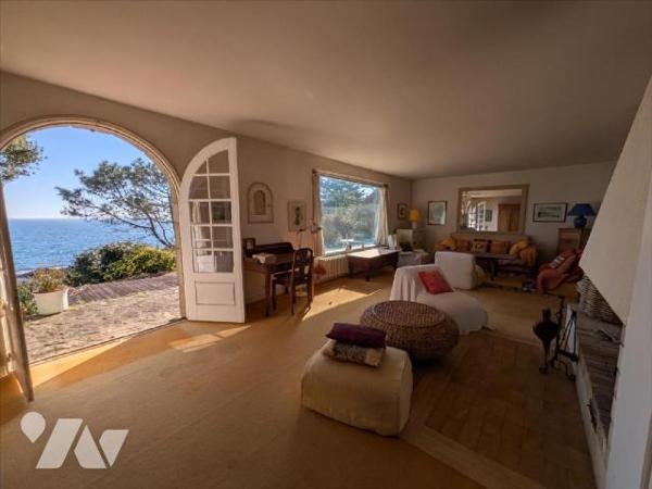 LES PIEDS DANS L 'EAU - MAGNIFIQUE FRONT DE MER - Maison d 'habitation composée d'une vaste ent...