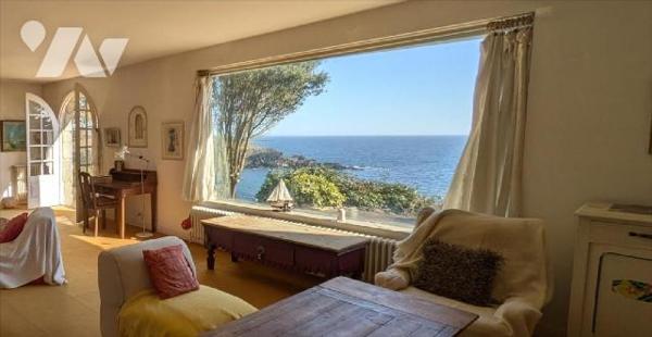 LES PIEDS DANS L 'EAU - MAGNIFIQUE FRONT DE MER - Maison d 'habitation composée d'une vaste ent...