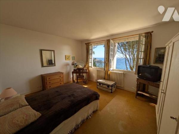 LES PIEDS DANS L 'EAU - MAGNIFIQUE FRONT DE MER - Maison d 'habitation composée d'une vaste ent...