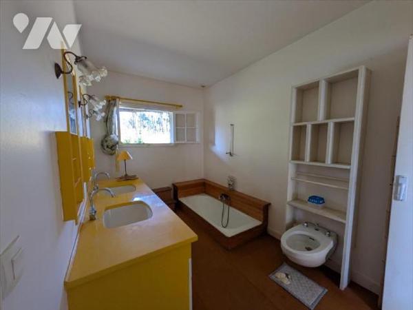 LES PIEDS DANS L 'EAU - MAGNIFIQUE FRONT DE MER - Maison d 'habitation composée d'une vaste ent...