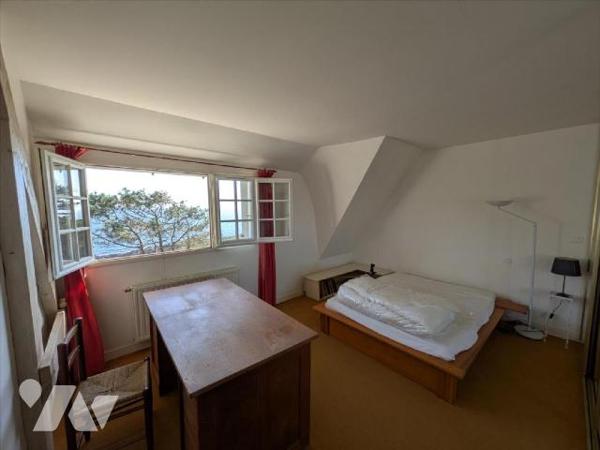 LES PIEDS DANS L 'EAU - MAGNIFIQUE FRONT DE MER - Maison d 'habitation composée d'une vaste ent...