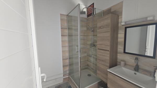Appartement à louer 700 € CC ST FRANCOIS 1 pièce 32 m² DPE E