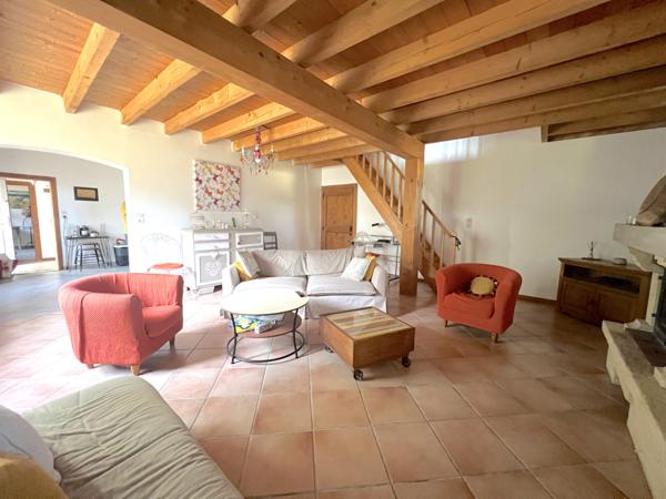 Maison T4 avec garage et dépendance sur un terrain d'un hectare