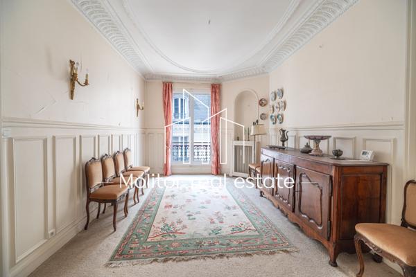 Paris (75008) Élégant appartement haussmannien avec balcon filant – Paris 8eme, Quartier Europe
