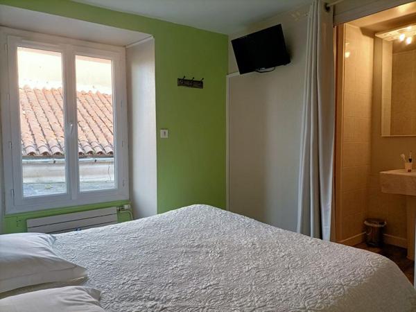 SECTEUR POITIERS - Murs commerciaux hôtel , bar tabac, restaurant de 380 m²