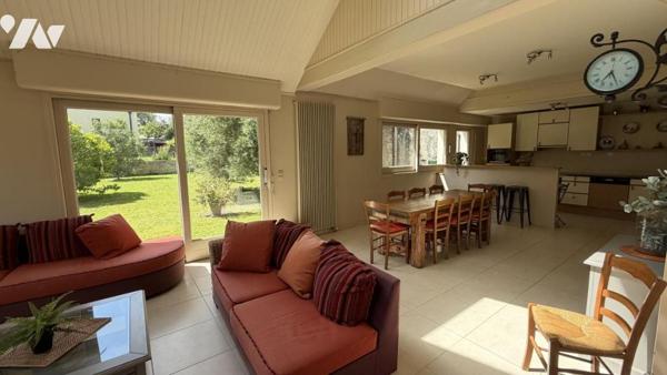 Bayeux centre – Maison bourgeoise en pierres, dépendance, jardin 975 m²