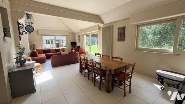 Bayeux centre – Maison bourgeoise en pierres, dépendance, jardin 975 m²