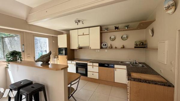 Bayeux centre – Maison bourgeoise en pierres, dépendance, jardin 975 m²
