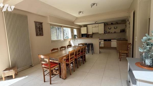 Bayeux centre – Maison bourgeoise en pierres, dépendance, jardin 975 m²