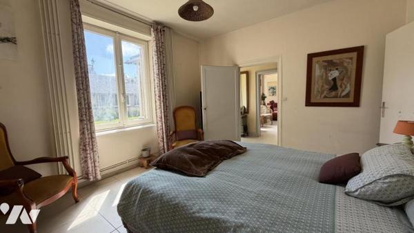 Bayeux centre – Maison bourgeoise en pierres, dépendance, jardin 975 m²